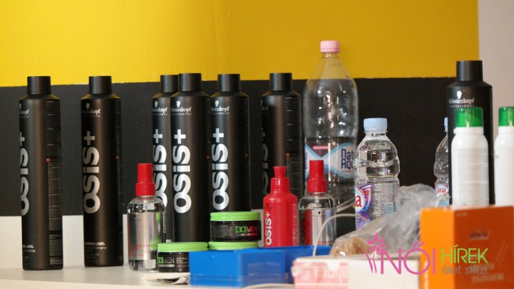 A Schwarzkopf Professional termékeivel dolgoznak.