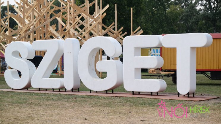 Vajon idén hány selfie készül a Sziget felirat előtt?