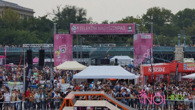 A nagyszínpad folyamatosan ontotta a koncerteket