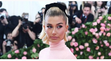 Hailey Bieber azt állítja, hogy Met-átok ül rajta!