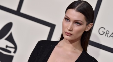 Hatalmasat esett a színpadon Bella Hadid