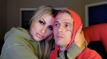 A balhék ellenére eljegyezte barátnőjét Aaron Carter
