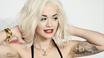 A Blink 182 dobosával jár Rita Ora