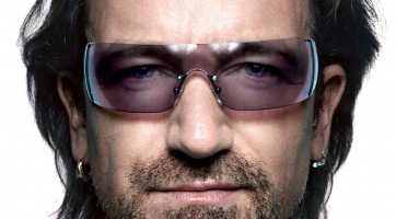 A U2 frontembere, Bono minden este imádkozik