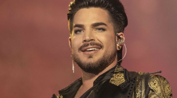 Adam Lambert furcsa hajszínnel hódít
