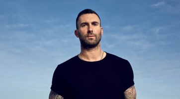 Adam Levine rózsaszín körömre váltott
