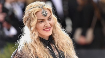 Alaposan megnövesztette a fenekét Madonna
