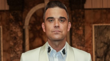 Alaposan megtrollkodta Justin Biebert Robbie Williams