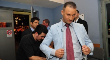 Alekosz szeretne újra ismert lenni