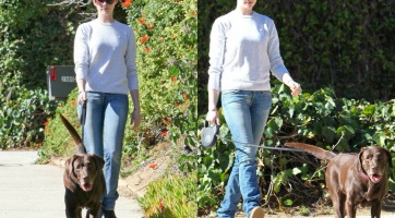 Anne Hathaway a kutyájával fogyózik