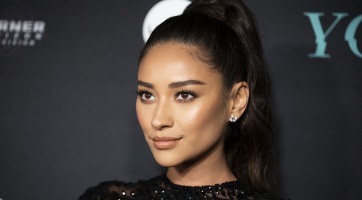 Anya lett Shay Mitchell
