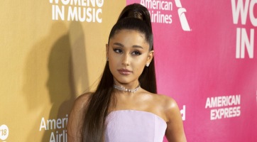 Ariana Grande megmutatta magát póthaj nélkül