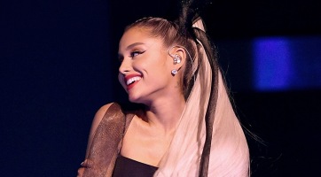 Ariana Grandet  megdobálták a Coachella fesztiválon