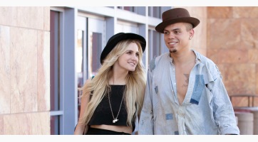 Ashlee Simpson második gyermekét várja!