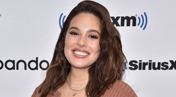 Ashley Graham megvillantotta a 8 hónapos terhes hasát