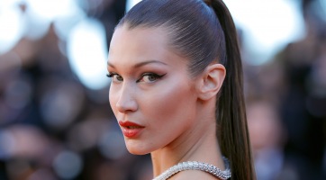 Bevállalta a félmeztelen homokos címlapot Bella Hadid
