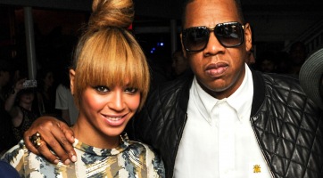 Beyoncé rendőrségi fotókkal koncertezik