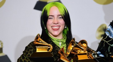 Billie Eilish kutyázik a karanténban