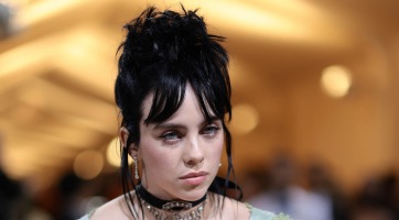 Billie Eilish lovaglással oldja a stresszt