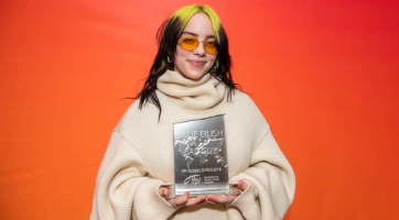Billie Eilish melltartóra vetkőzött