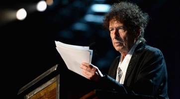 Bob Dylan mégis személyesen veszi át a Nobel-díjat