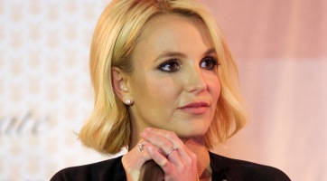Britney Spears imád félmeztelenül festegetni otthon