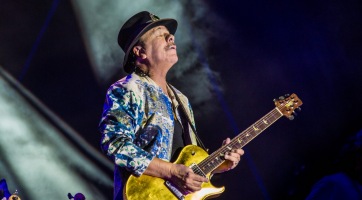 Carlos Santana elájult a melegben, de már jól van