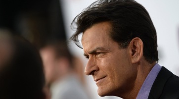Charlie Sheen 130 ezer forintért bárkit felköszönt