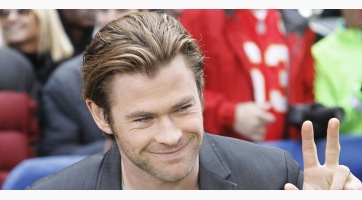 Chris Hemsworth hatalmas dudorral pózol