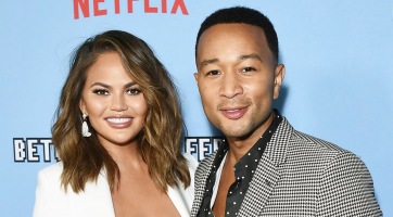 Chrissy Teigen felköszöntötte 10 éves műmelleit