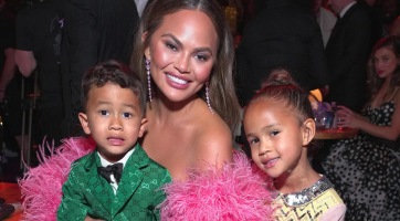 Chrissy Teigen fia kiütötte nővére fogát játék közben