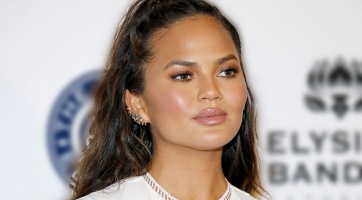 Chrissy Teigen különöse esete egy WC-vel
