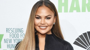 Chrissy Teigen, sztármamikhoz méltó varrást kapott