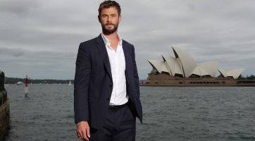 Chris Hemsworth  szájból-szájba etetett  egy kengurut