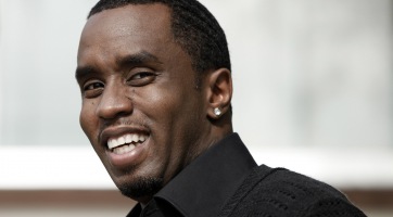 Ciki: beszakadt a színpad P. Diddy alatt (videó)