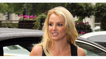 Ciki: Nagyot esett a színpadon Britney Spears (videóval)