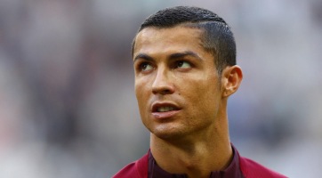 Cristiano Ronaldo megmutatta újszülött ikreit