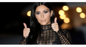 Csúnya heget villantott a lábán Kim Kardashian