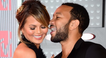 Cuki szülés utáni fotót posztolt Chrissy Teigen