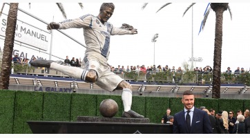 David Beckham elismerésként szobrot kapott