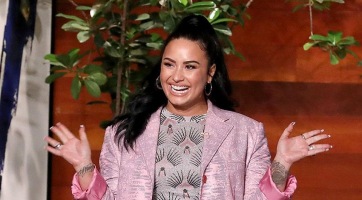 Demi Lovato csókolózna Rihannával