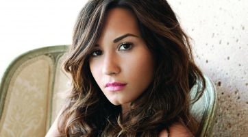 Demi Lovato nem játszhat hangszereken