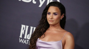 Demi Lovato pocakos képet posztolt