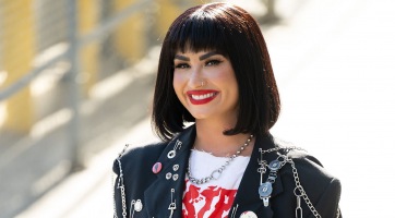 Demi Lovato smink nélkül villantja meg izmos hasát