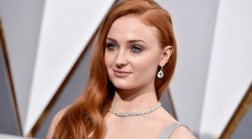 Dögös tetoválást villantott Sophie Turner