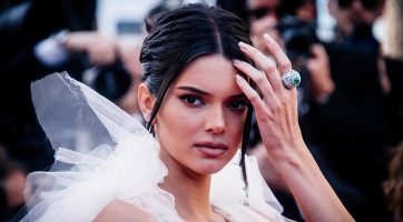 Dominának öltözött Kendall Jenner