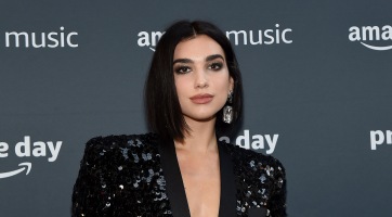 Dua Lipa a karjára tetováltatta új lemezének címét