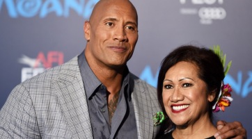 Dwayne Johnson házat vett az anyukájának