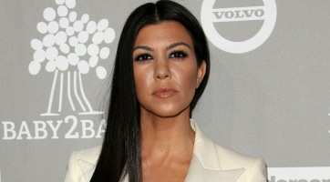 Egy 15 évvel fiatalabb fiúval jár Kourtney Kardashian