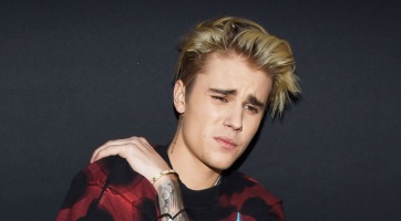 Egy 19 éves modellel jár Justin Bieber
